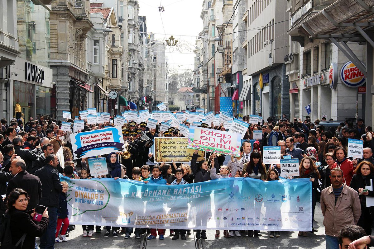 SunaKiracLib's tweet photo. 51. Kütüphane Haftamız Taksim yürüyüşüyle başladı! http://t.co/tkjrpJ0v5f