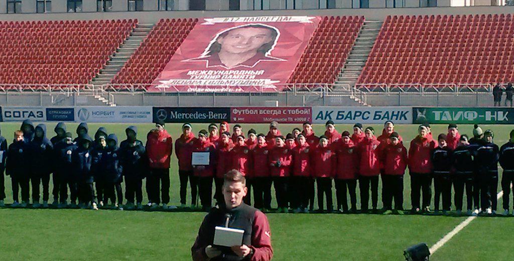 Церемония открытия турнира началась парадом команд. Присутствуют почетные гости, в тч. мама Ленара Гильмуллина.