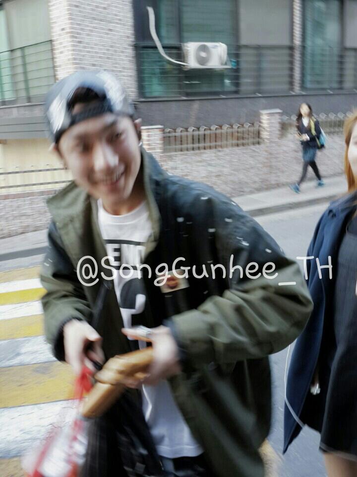 SongGunhee_TH's tweet photo. ในมือๆเห็นมั้ยยยยย 😭😭😭😭 http://t.co/sc3PqfiXEd
