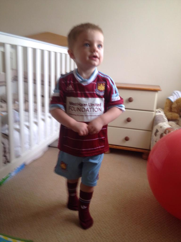 steveeyley10's tweet photo. My little nephew in his FIRST little hammers kit!! Need to get him as a match day mascot soon? @whufc_official http://t.co/6DiSp8eHlN