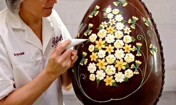why_not_flowers's tweet photo. Too early for chocolate? We need this beautiful easter egg by @Bettys1919! flowers AND choc! #foodporn http://t.co/r0LoQJrkbV