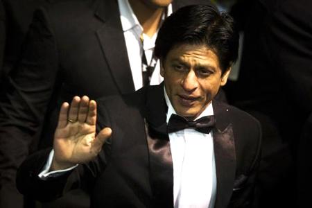 news24tvchannel's tweet photo. #SRK beats #Salman on ... - http://t.co/7RGHIY2W26 #Amitabh_Bachchan #Celebrity_Tweets #Twitter_Users http://t.co/chERzOYbhv