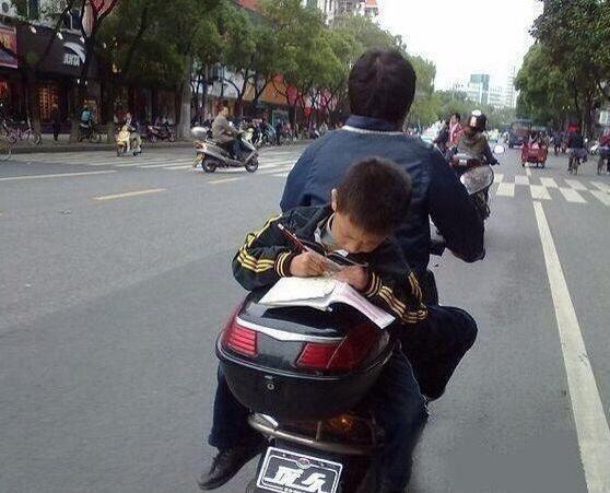 Una cosa es apurar al máximo el domingo para hacer los deberes, incluso madrugar el lunes, pero esto ya es de cracks.