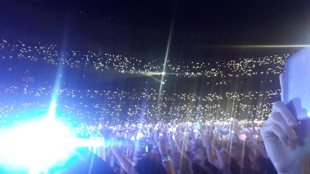 NikaeliaT's tweet photo. Stadium full of love for 1D #947directioners http://t.co/3p2e7qRtJ0