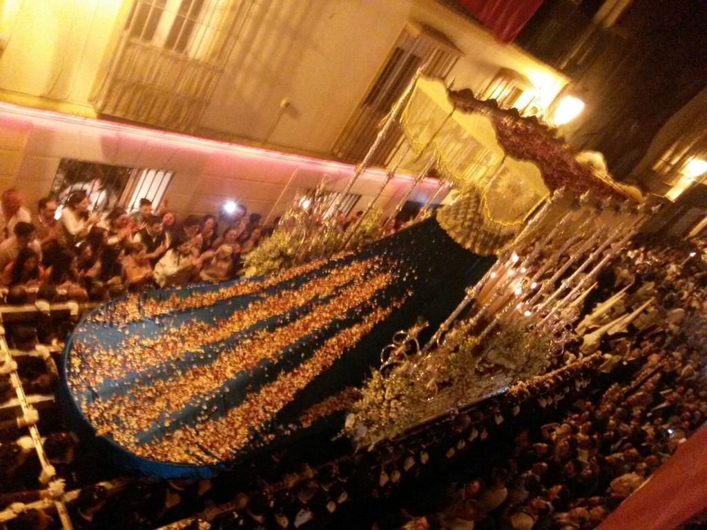 Cofrade_Mlg's tweet photo. Así iba la Virgen d @HdadDulceNombre tras la petalada de sus devotos en calle Madre d Dios #lamasguapa #CofradiasMLG http://t.co/FVjhz4Q4vN