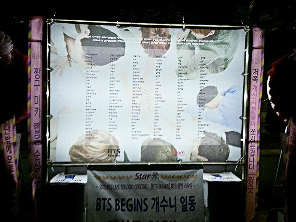 BTS_begins's tweet photo. 콘서트에 세워진 화환 잘보셨나요! 밤에는 반짝반짝 빛도 났답니다😊 많은아미분들의 마음으로 만들어진 화환이라 더욱 뿌듯했습니다! 참여해주신 많은분들께 다시한번 정말 감사드립니다. 좋은추억들 많이 만드셨길 바라요! http://t.co/czrl5bgvcI