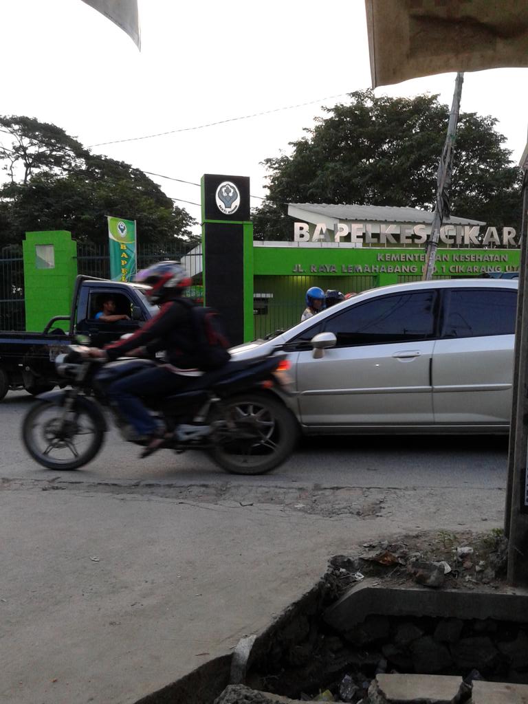 asdiludira's tweet photo. Nunggu dia pulang http://t.co/Pcd6xnyMbr