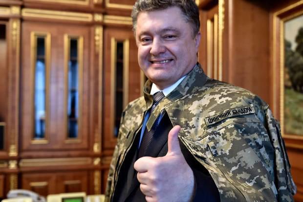 Порошенко примерил камуфляж с нашивкой "циничный бандера"
bagnet.org/news/politics/…