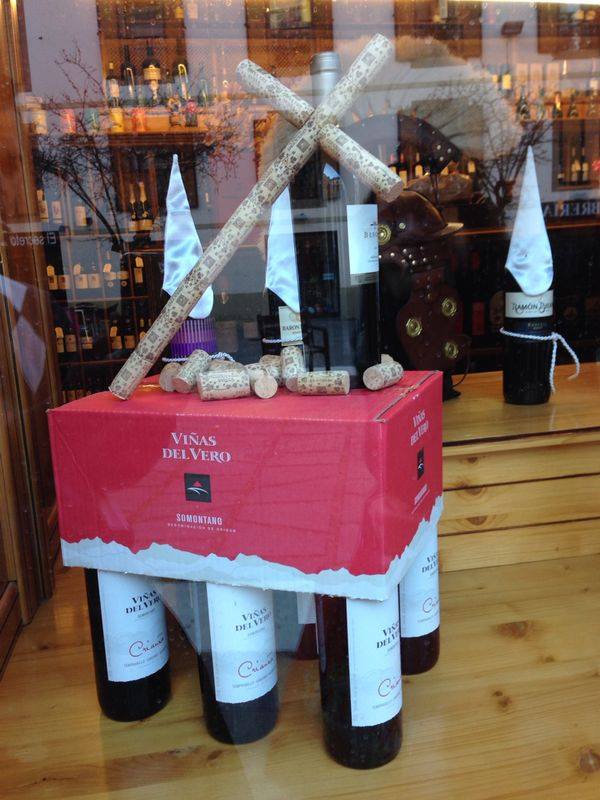 Esta tarde de #LunesSanto os recordamos el escaparate que preparó <a href="/BodegasLanga/">Bodegas Langa</a> el año pasado ¡Gracias amigos!