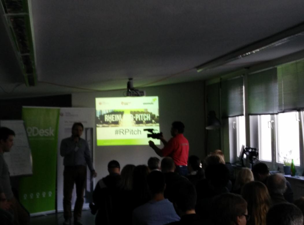 wirecloudTEL's tweet photo. Last years winner @wirecloudTEL watching #rpitch @garagebilk #Duesseldorf http://t.co/FpmCsO9a27