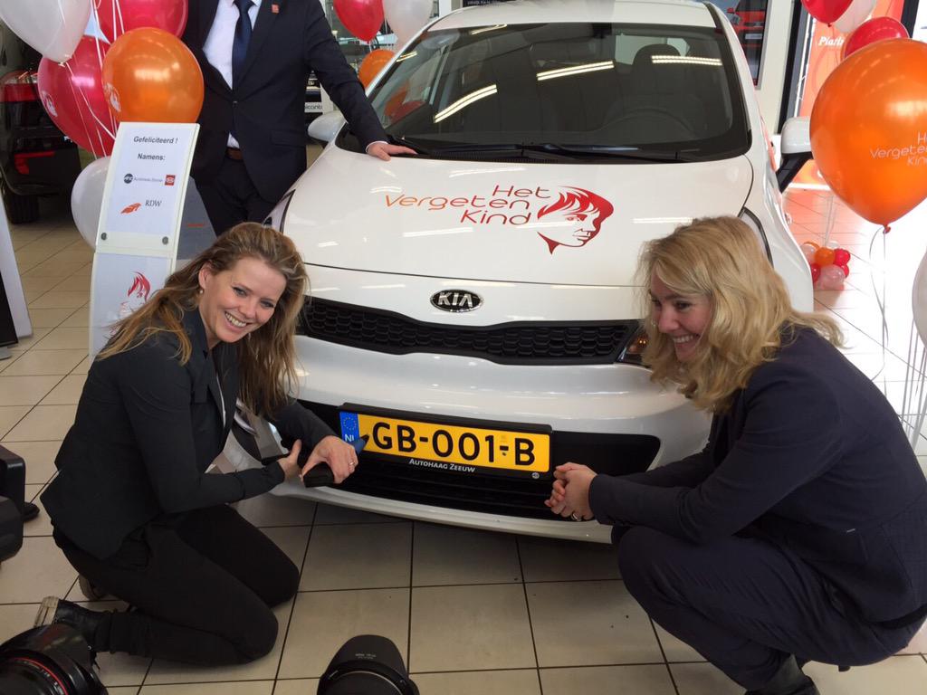 HetVergetenKind's tweet photo. De 1e kenteken in nwe serie zit erop! Dank minister @MelanieSvH ambassadeur @babettevanveen @RDWnl &amp; vooral @Kia_AHZ http://t.co/3OsCQhQFA1