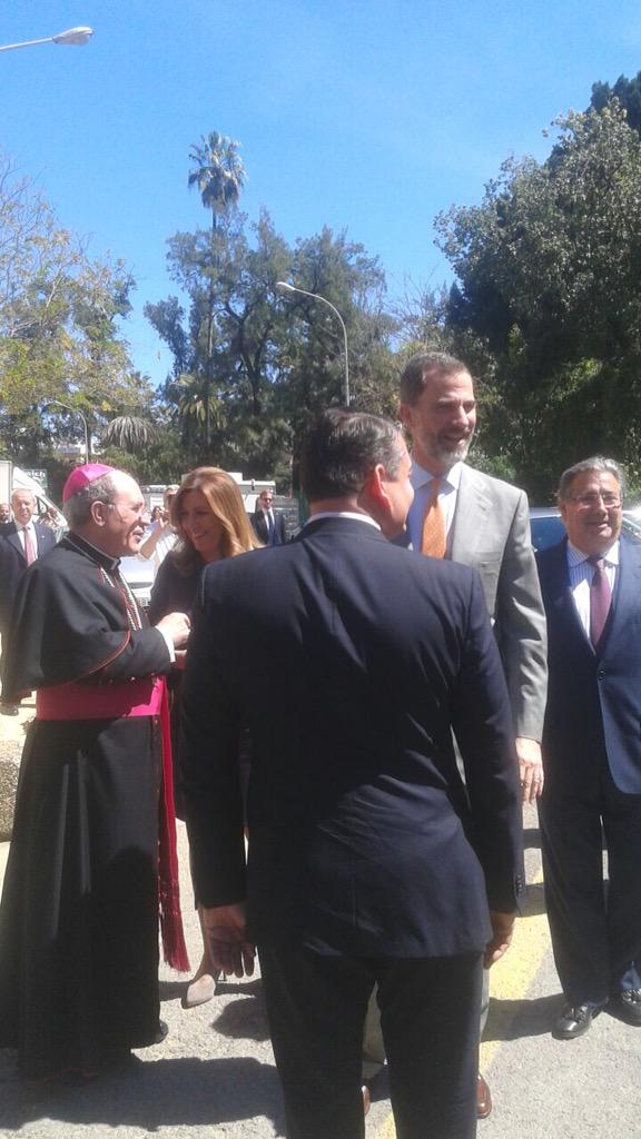 Los reyes Felipe y Letizia llegan a la Plaza de España para ver Santa Genoveva @canalsurradio1 @horasurmediodia