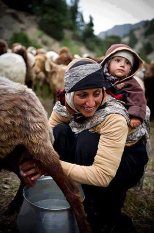 ''Dünyanın en güzel insanları, gönlü geniş
insanlardır.
Ne verecek sevgileri biter ne de bölüşecek
ekmekleri.......''