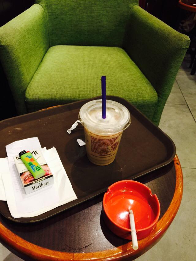 Seperti hatiku, kursi di hadapanku ini sedang menunggumu.