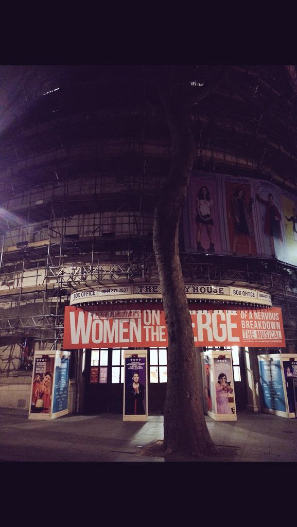 ThePlayhouseLDN's tweet image. The Playhouse before and after on Saturday for #EarthHour2015 #turnoffyourlights #savetheplanet @WWF @atgSET