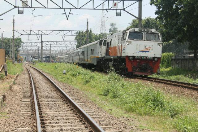 Izal_khairrizal's tweet photo. Argo parahyangan sepur salah keluar stasiun bekasi @itrainimage @RailFans14 @railfansjkt @sukafotosepur @EdanSepurID http://t.co/iep6DlgNKC