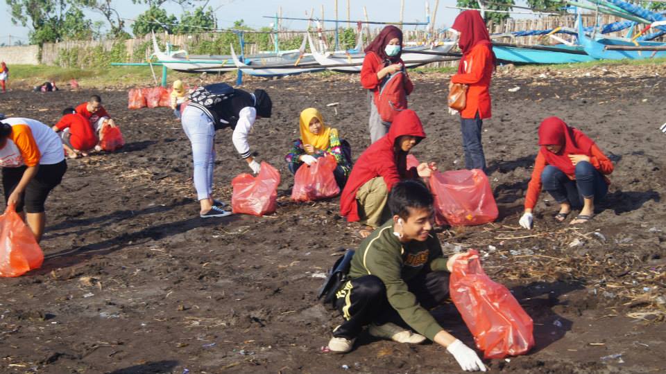 RumahLiterasiku's tweet photo. km b'gerak karena nurani. #savelautblimbingsari @KabBanyuwangi cc @VektorDW @nurongnurong @faizz29 http://t.co/1UkjiDL2pR