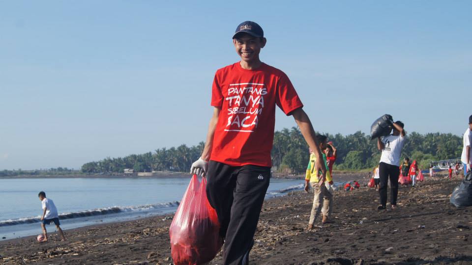 RumahLiterasiku's tweet photo. km b'gerak karena nurani. #savelautblimbingsari @KabBanyuwangi cc @VektorDW @nurongnurong @faizz29 http://t.co/1UkjiDL2pR