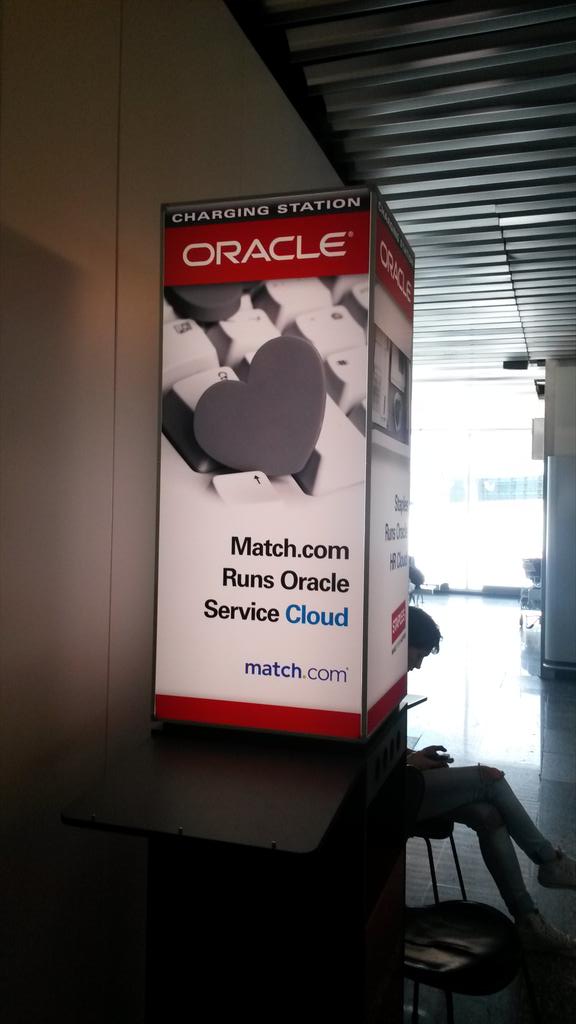 Niamh_Hol's tweet photo. Loved seeing these bad boys all over Frankfurt airport! #poweredbyoracle #servicecloud http://t.co/NKUSF01H4y