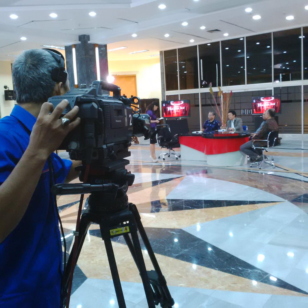 RePo_TVRI's tweet photo. Sedang berlangsung dialog LIVE dgn tema Menanti Kapolri hanya di @TVRINasional dgn Host @ZIZAHAMZAH http://t.co/krlu828w5Y