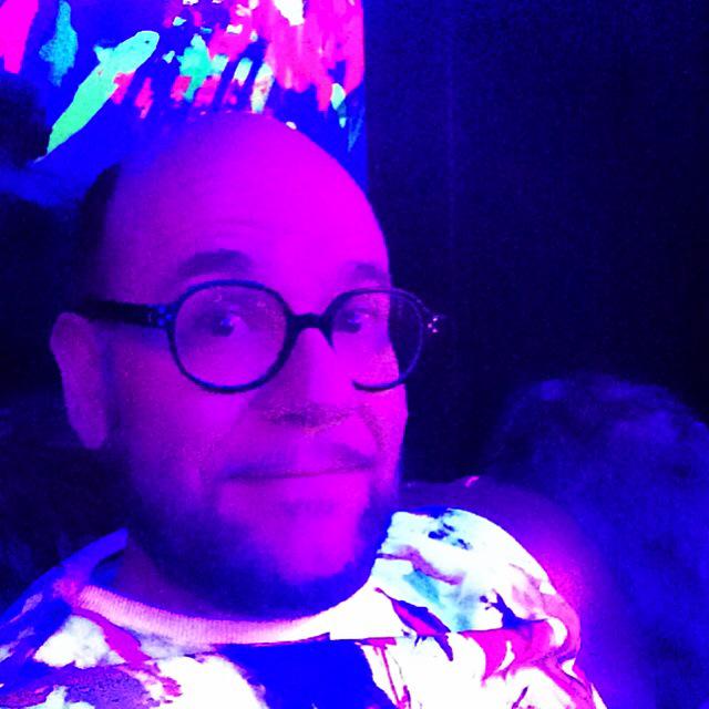 Esto si que es MIMETISMO  y no el de Elbulli. PARED+SUDADERA coincidieron. Pura casualidad. 😂😜👍