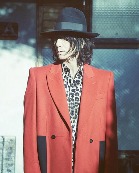 CINRANET's tweet photo. [今日放送の番組]吉井和哉がNHKでOASISをカバー、自作の日本語詞で“Don't Look Back in Anger”披露（3月30日） http://t.co/6USmtr4yle http://t.co/8qIBqQYPif