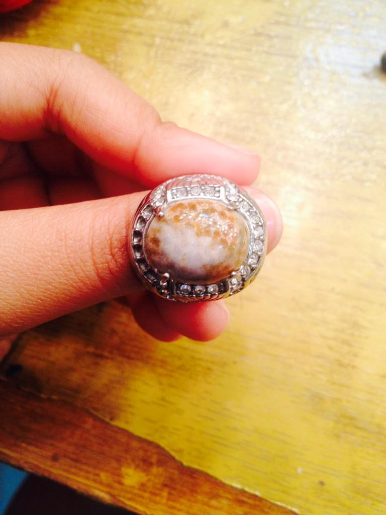 ekaarachmaa's tweet photo. Ada yg tau ini batu jenis apa? Asalnya si dari malut 😢 http://t.co/2GhFGVRNxu
