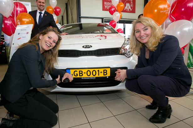 Kia_nederland's tweet photo. Minister Schultz van Haegen voorziet #Kia Rio van nieuwe #kentekenreeks.  http://t.co/tzgwi74f6y http://t.co/0wJ5RAiNXk
