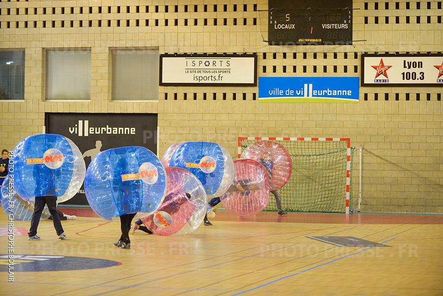 BubblOups's tweet photo. Merci @VilleurbanneHA pr cette superbe DÉMO à la mi-tps de@BubblOups #bubblefoot #lyon #sport #fun #soccer #football http://t.co/lEgHwNoRIs