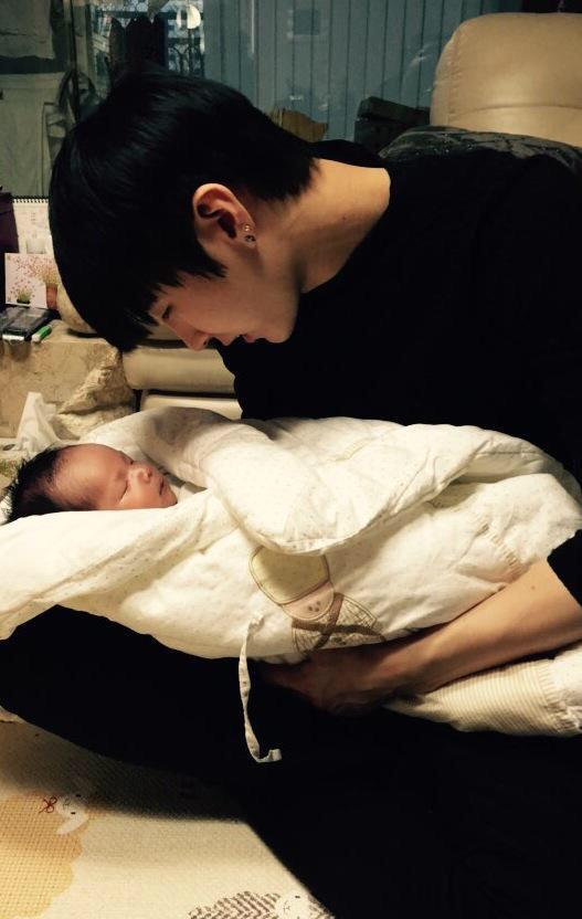 WsKenVixx's tweet photo. พ่อน่ารักจังดูแลลูกแทนแม่ด้วยนะ 55555555555555555 @leovxbth http://t.co/5NC8jhrmlY