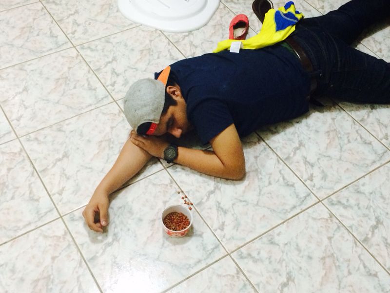 YanniLopz's tweet photo. Muchos critican a Banguera por 'desmayarse', lo que nadie sabe es que hizo honor a @gino0698 #Respect #GinoStyle http://t.co/0jQ6HhgaYn