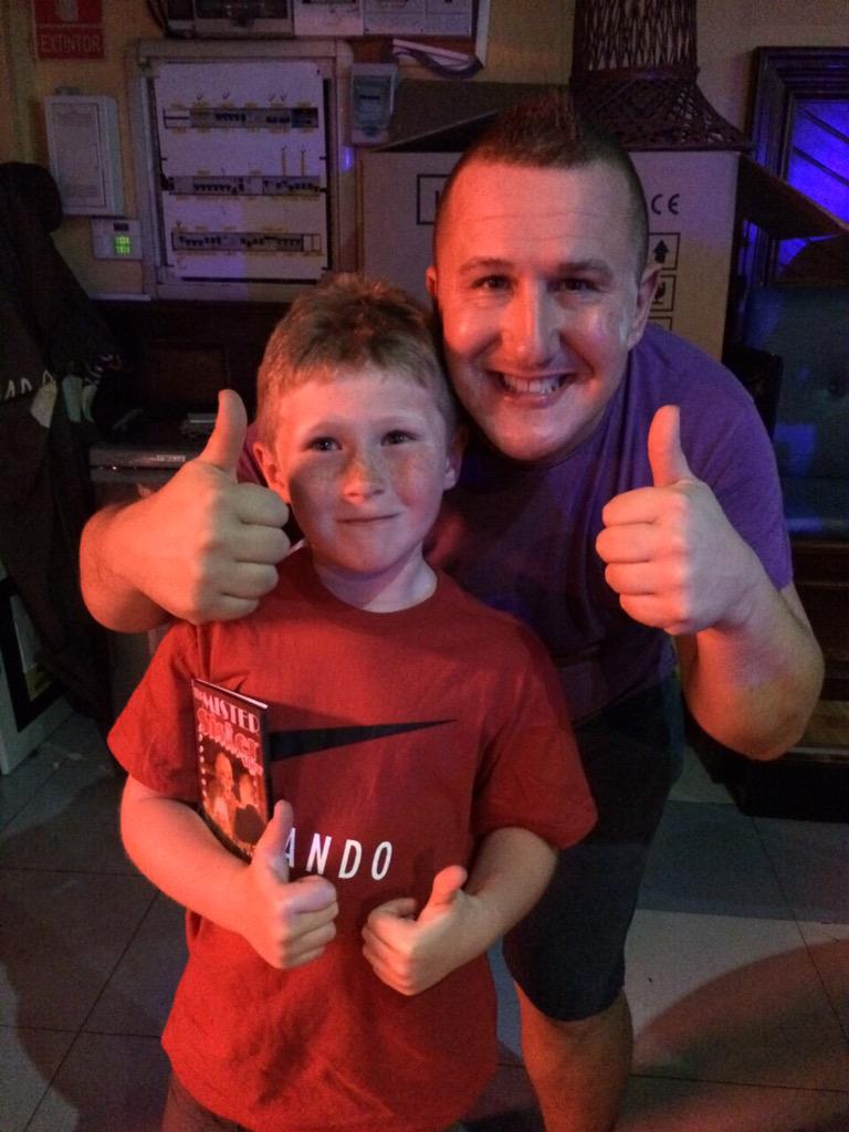 thecameroncull's tweet photo. I really enjoyed @TheMrSisterShow in Tenerife last night and meeting Shane. #mistersistershow #tenerife #jamiedroo http://t.co/xOGYbjQGwm
