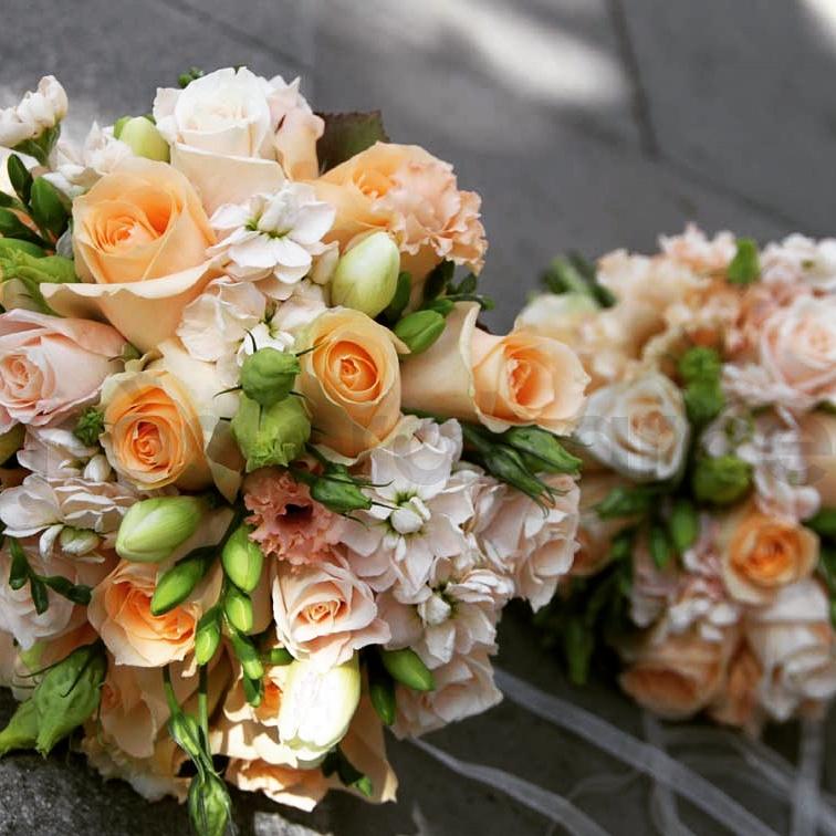 AtmosferaBcn's tweet photo. Feliz Lunes!!!!  Os dejó una propuesta de un bouquet en tonos salmón. Un ramo delicado y precioso!!! http://t.co/Su2fVhBWcr