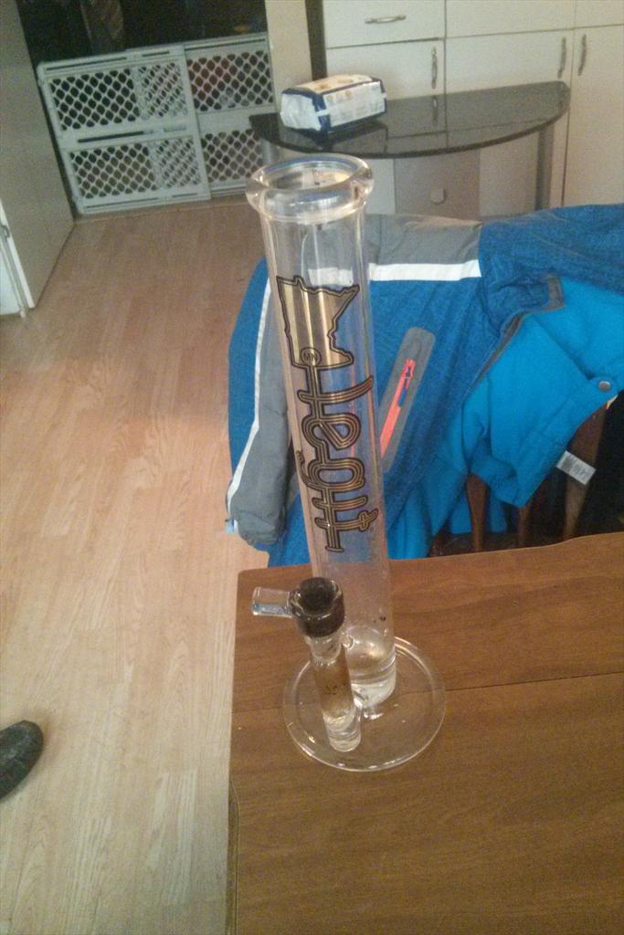 RealSnowGlobe's tweet photo. Wake and bake(; #wakeandbake #bongrips
#myglassbaby #minnesotalegit #kushstateofmind http://t.co/vuhHPGYuiH