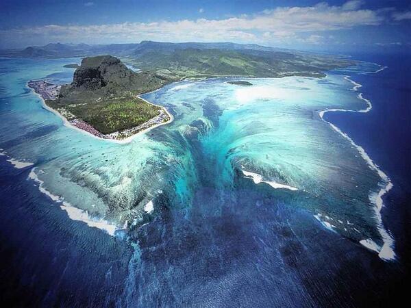 NationalGeograC's tweet photo. Espectacular ilusión óptica aérea de una cascada submarina de la isla de Mauricio http://t.co/yakxtlKlge
