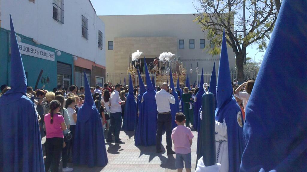 2hermanasinfo's tweet photo. ¡Ya está en la calle Ntro. Padre Jesús en la Presentación al Pueblo por las calles de #DosHermanas! #SSantaDH15 http://t.co/zRGCZFjduV