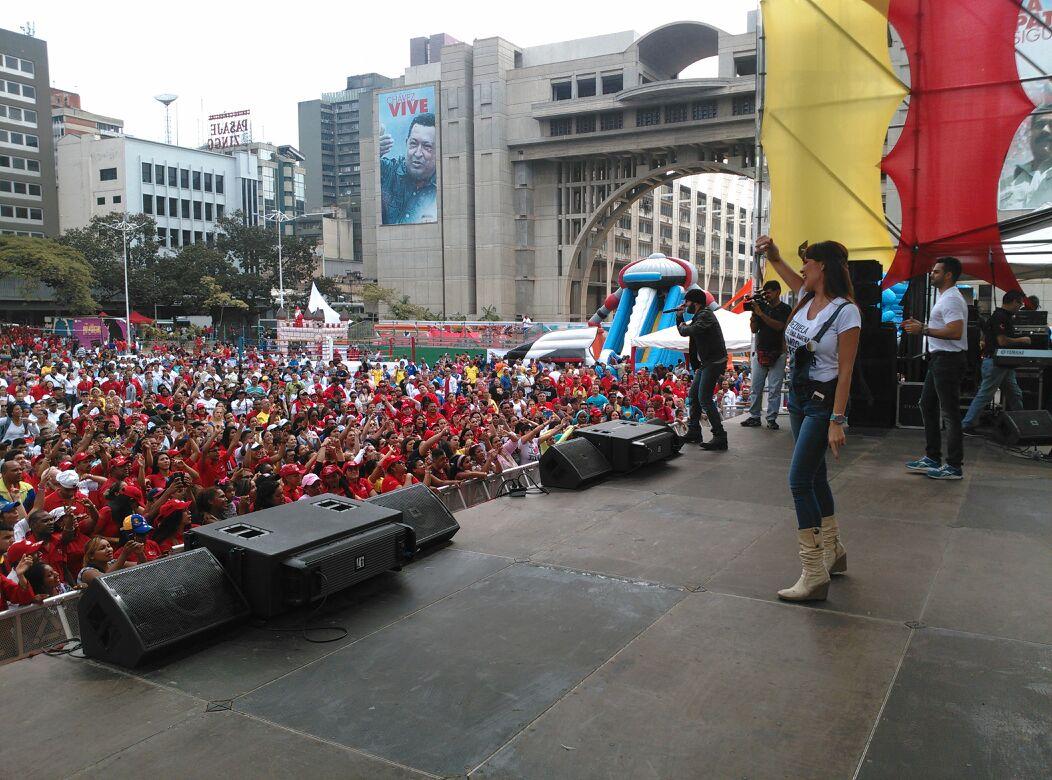 Vice Carlos Faría <a href="/cfariat/">Carlos Faría</a> y trabajadores de MinIndustrias activos #ObamaDerogaElDecretoYa