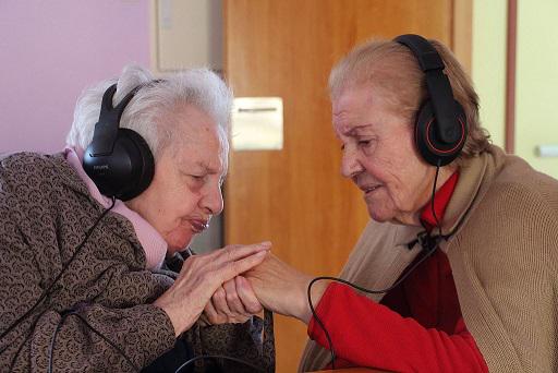 20m_genteytv's tweet photo. Ni el alzhéimer hará que te olvides de tu canción favorita http://t.co/A1l575cRDZ Recuperar recuerdos mediante música http://t.co/ZE0copRLx7