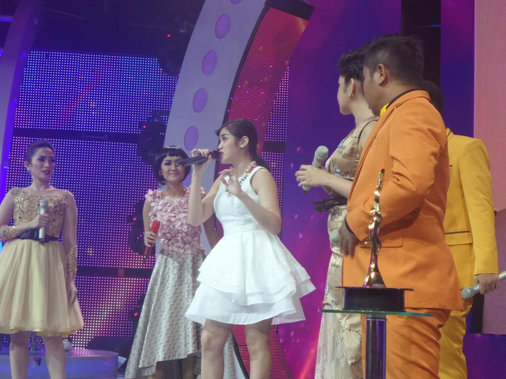 rin_amelia's tweet photo. RT @KDIOffc_MNCTV Aduh aduh suaranya bagus @jess_iskandar bener. Hahahaha #KonserSeleksiKDI http://t.co/P1A3YFnDZD