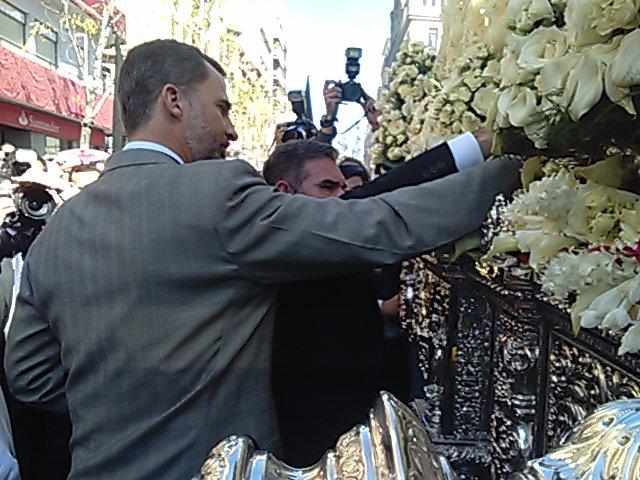 hdad_sanpablo's tweet photo. SM Hermano de Honor recibe su medalla de hermano y toca el martillo del #pasopalio fotos @ManoloRL http://t.co/ikSpLprHeJ