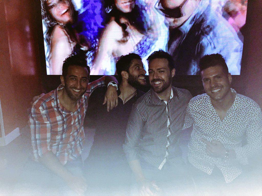 sublimeclub's tweet photo. Gran noche @dabulito @raulsanzdj @seramelin http://t.co/D64Q4zIVTa