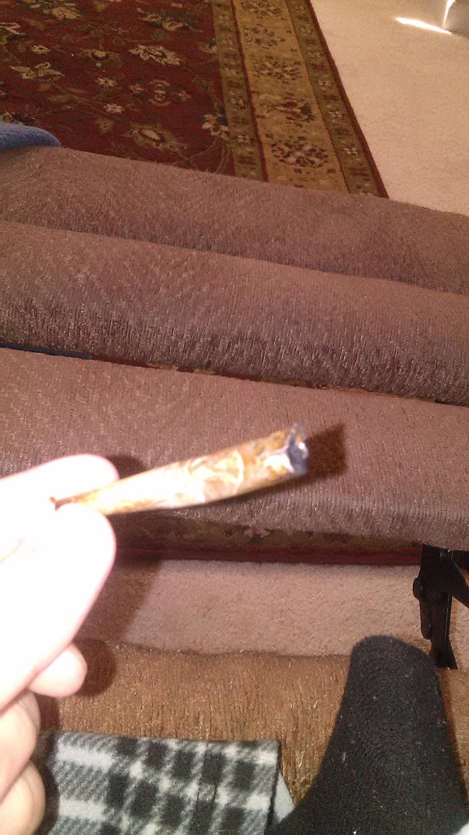 PatTheStoner's tweet photo. Who's all staying trippy/stoney/hazey/faded today? im about to light up the rest of this joint http://t.co/RmchTO7H41