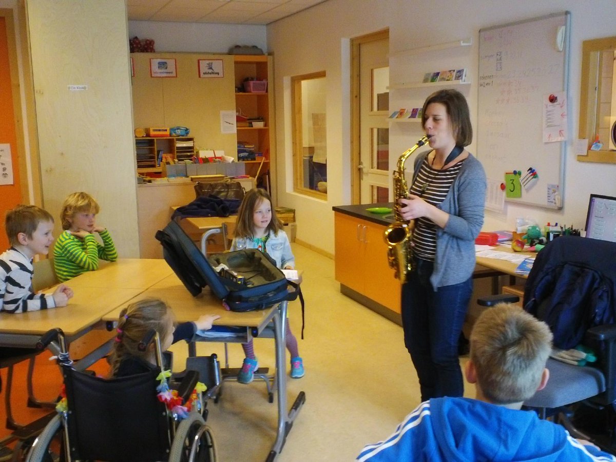 obsafrank's tweet photo. 'Musicus in de klas'. Les over de #saxofoon
@WereldKidz #obsafrank http://t.co/R2y1XfZblA