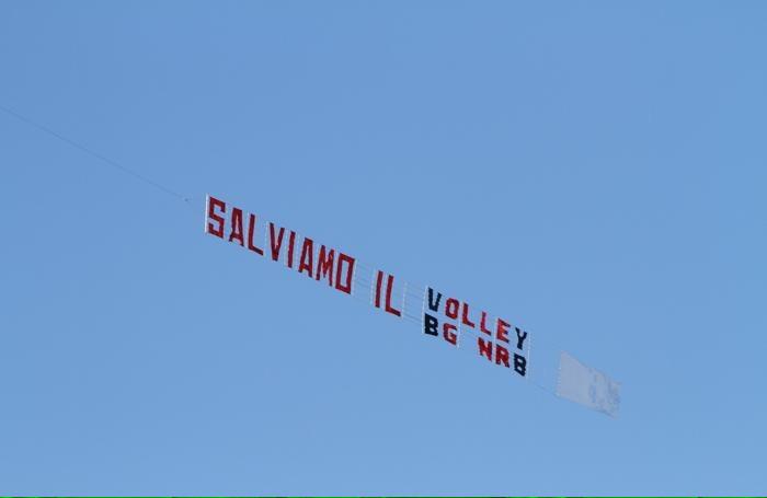 RivolaElena's tweet photo. Non servono altre parole.. 😢 #SaveFoppa ❤️💙 @volleybergamo http://t.co/uQS750sgxv