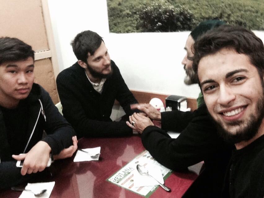 Gençlerle muhabbetlerimizden kareler... selam ve dua ile.. Sağdaki kardeşimiz twitter ve facebook admini.