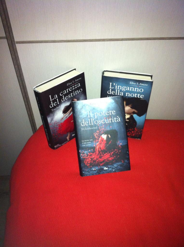 __Smile______'s tweet photo. @ElisaSAmore Finalmente tutti e tre #ilpoteredell'oscurità #brokenhearted 😍 http://t.co/aUxVSmKPdl