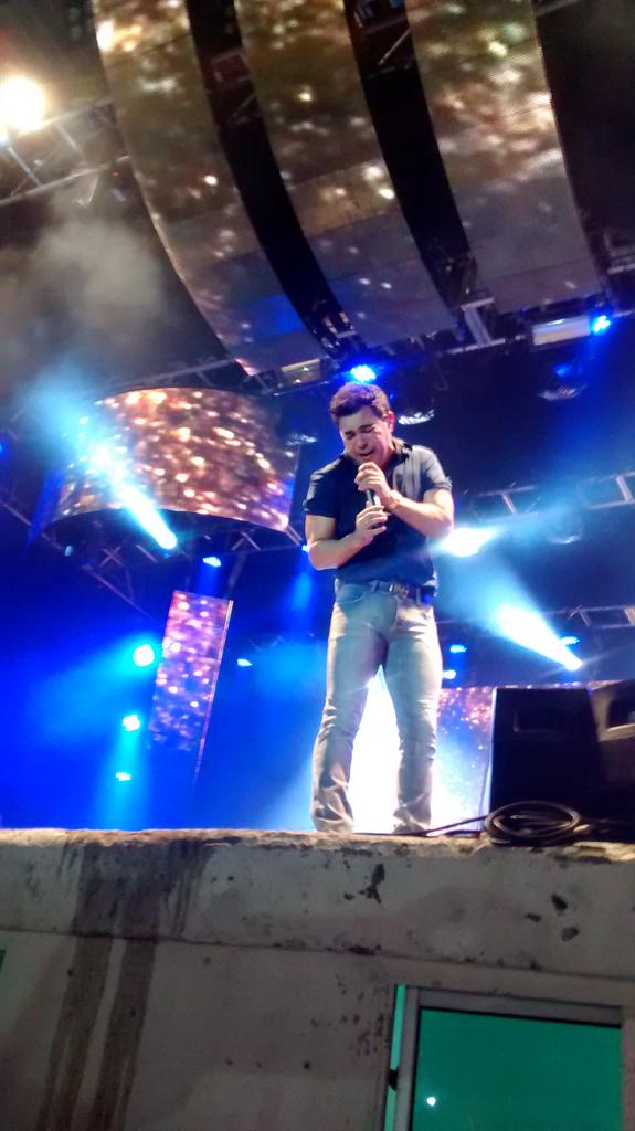 julianag25's tweet photo. #zezedicamargoeluciano show em camaçari-ba, perfeito amo demais essa dupla. http://t.co/tSRtxHWGxB