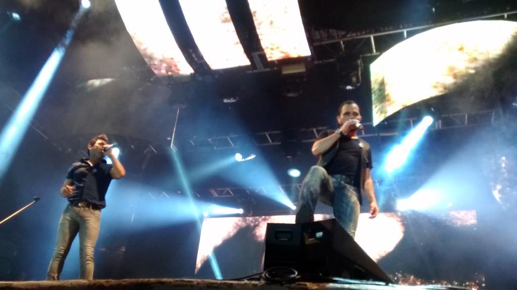 julianag25's tweet photo. #zezedicamargoeluciano show em camaçari-ba, perfeito amo demais essa dupla. http://t.co/tSRtxHWGxB