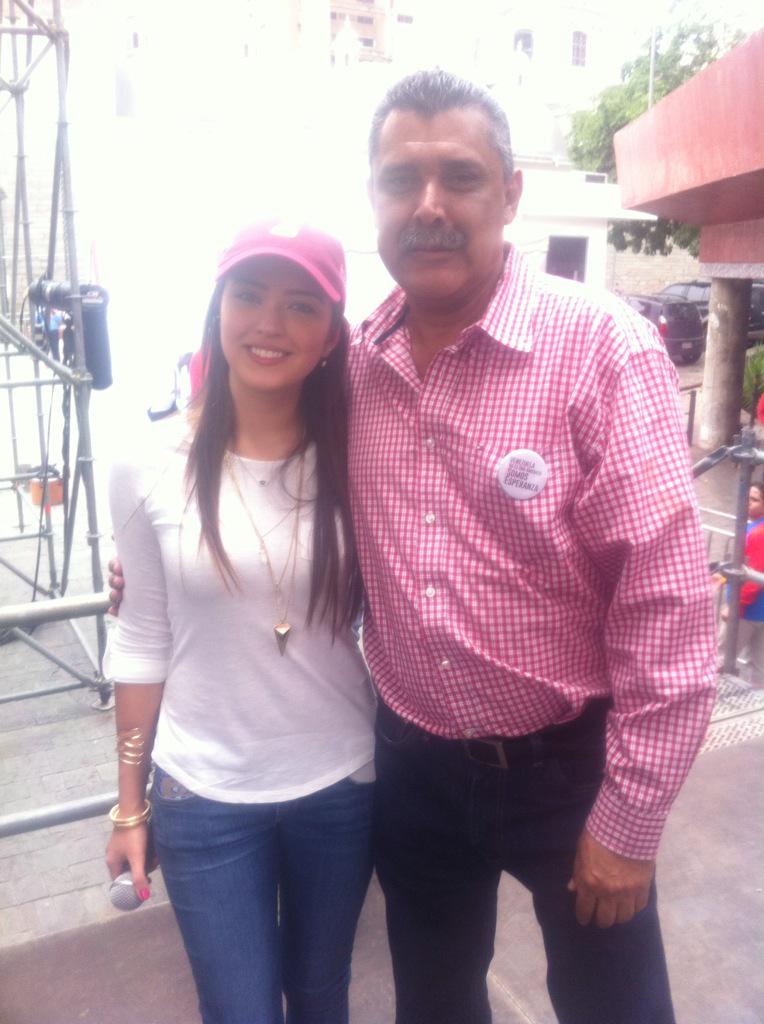 Nuestro presidente @rcontreras_h junto a <a href="/danicabello11/">Daniella Cabello</a> presentes en el Gran Firmazo #5MillonesContraElDecreto