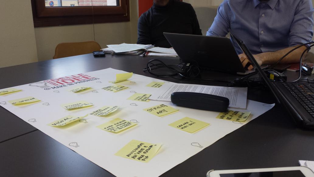 DistrettoMB's tweet photo. Siamo a Sulbiate, a progettare il futuro del #makerspace #MakeinProgress idee digitali appuntate su carta! http://t.co/rBiKats8s3
